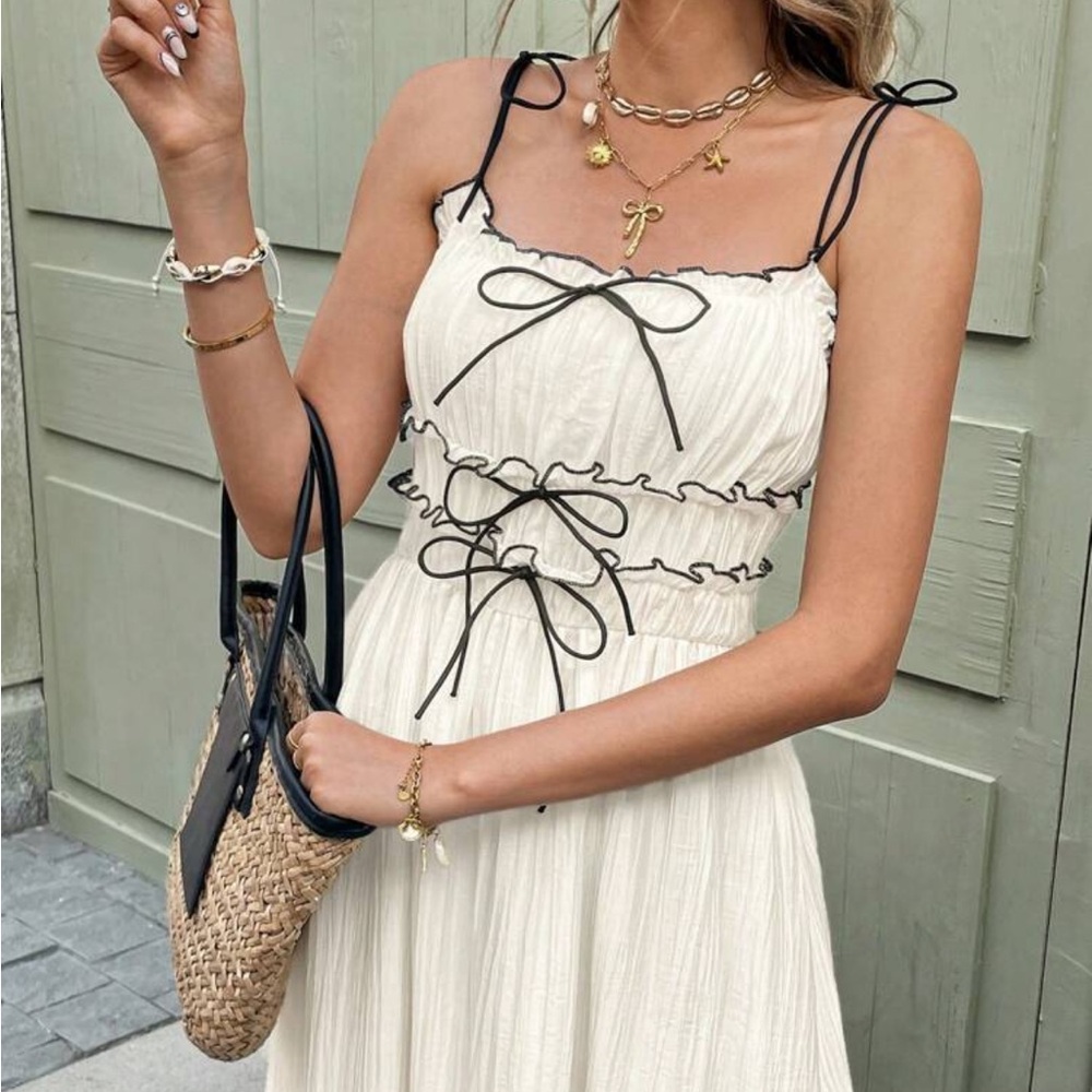 Elegant Cream Dress with Black Accents - Picture 4 of 7